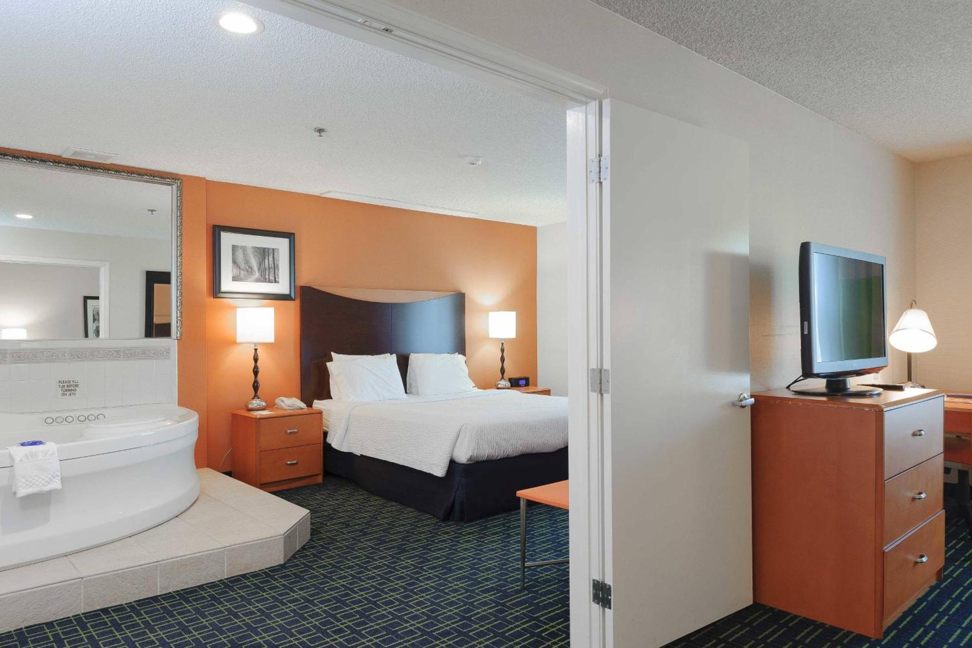 Fairfield Inn & Suites Oakland Хейуорд Экстерьер фото