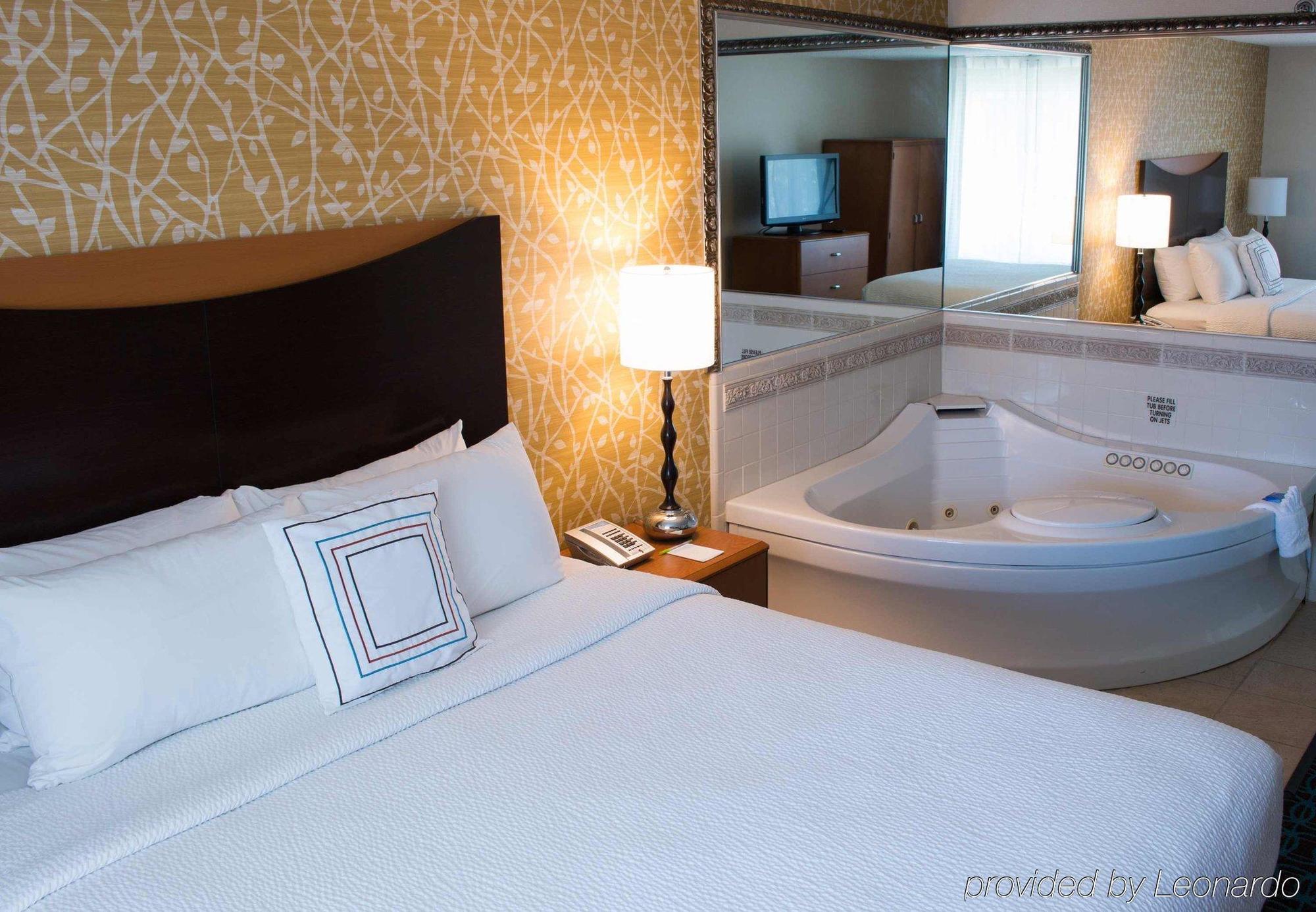 Fairfield Inn & Suites Oakland Хейуорд Экстерьер фото